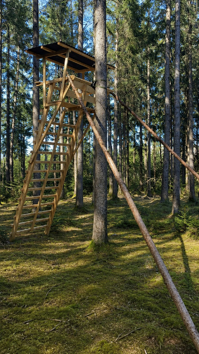 Überdachte Ansitzleiter – von Jagdschülern gebaut und errichtet