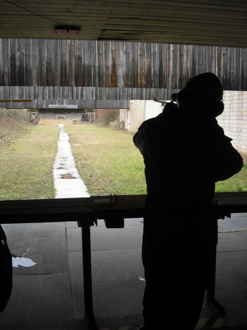 Schütze am überdachten Büchsenstand