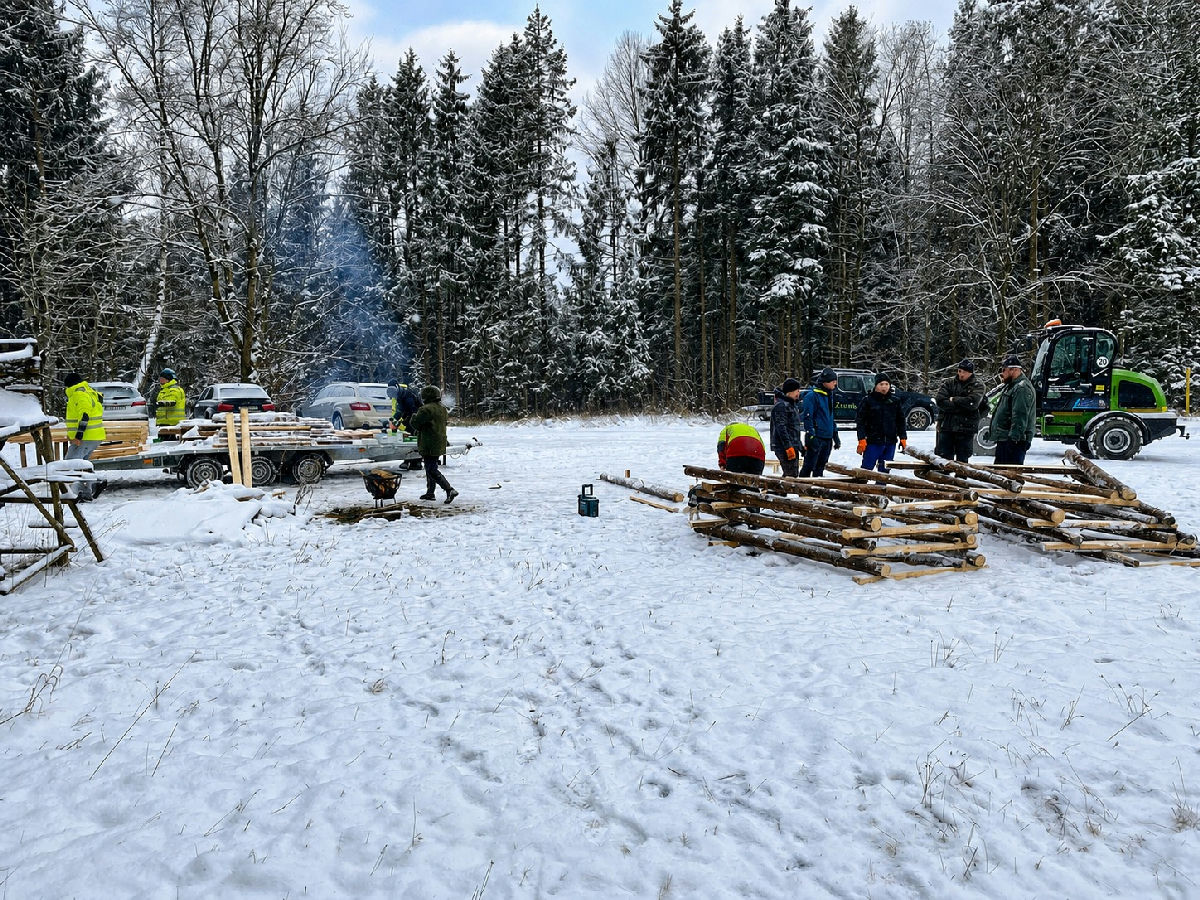 Jagdschüler bauen Ansitzkanzeln